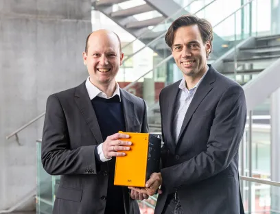 Stefan Huber (Head of Research, FH Salzburg) und Martin Haidacher (Innovation Manager, B&R) gemeinsam mit B&R Technik