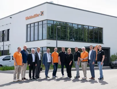 Gleichstomnetze im Fokus: Mona Neubaur, Stellvertretende Ministerpräsidentin und Wirtschaftsministerin von NRW (5. von rechts), informierte sich bei Vertretern der Technischen Hochschule Ostwestfalen-Lippe (TH OWL) und des Elektrotechnikunternehmens Weidmüller über aktuelle Entwicklungen im Bereich Gleichstrom-Technologien