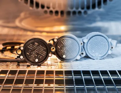 Im Innovationslabor in Frauenfeld durchlaufen Baumer Sensoren während der Entwicklung strenge Tests. Zunächst simuliert Baumer die Alterungseffekte der Sensoren, zum Beispiel durch Temperaturschocks (Bild-montage). Erst im Anschluss daran folgen die Dichtigkeitstests, um höchste Robustheit über die gesamte Lebensspanne zu gewährleisten