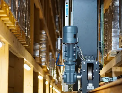 Um die bestmögliche Lösung auf dem Stand der Technik einzusetzen, wurde Antriebstechnik aus dem Automatisierungsbaukasten „Movi-C“ von SEW-Eurodrive installiert. So sind die Regalbediengeräte des Hochregallagers mit dem Leistungs- und Energiemanagementsystem Power and Energy Solutions ausgerüstet