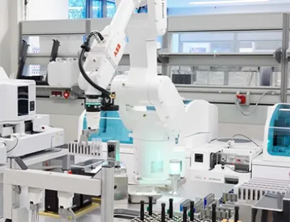 Laborautomation mit Cobots hilft auch kleinen Laboren die Effizienz zu steigern, Bild: ABB Cobots im Labor