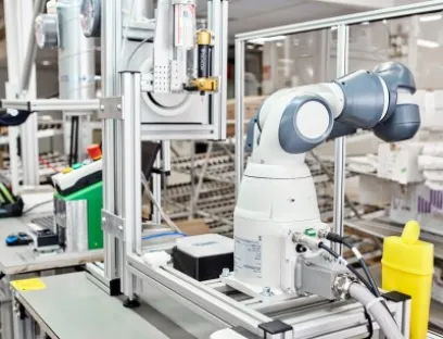 Um das Design innerhalb kurzer Iterationen anpassen zu können, setzt GE Healthcare an der Montagelinie in der Prototypenfertigung auf den Single-arm Yumi (IRB 14050) von ABB Robotics, der speziell für die kollaborative Montage von Kleinteilen entwickelt wurde, Bild: ABB Um das Design innerhalb kurzer Iterationen anpassen zu können, setzt GE Healthcare auf den Single-arm Yumi (IRB 14050) von ABB Robotics