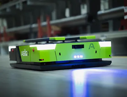 Flexibler Unterfahrroboter für die Produktions- und Lagerlogistik, Bild: Agilox Services Unterfahrroboter Agilox OPS