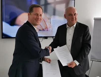 Dr. Timo Hartmann (links), Althen, und Matthias Mauer (rechts), M&L, bei der Unterzeichnung des Partnerschaftsvertrags, Bild: Althen Timo Hartmann und Matthias Mauer bei der Unterzeichnung des Partnerschaftsvertrags