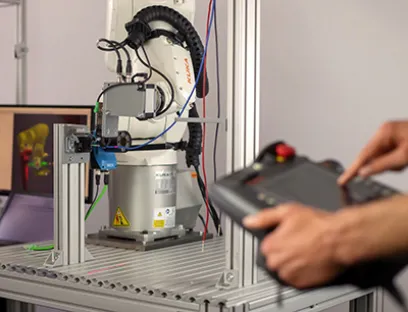 Die Programmiersoftware erzeugt nativen Robotercode, der direkt auf der Standardsteuerung des Roboterherstellers läuft, Bild: Artiminds Robotics Die Programmiersoftware von Artiminds Robotics erzeugt nativen Robotercode