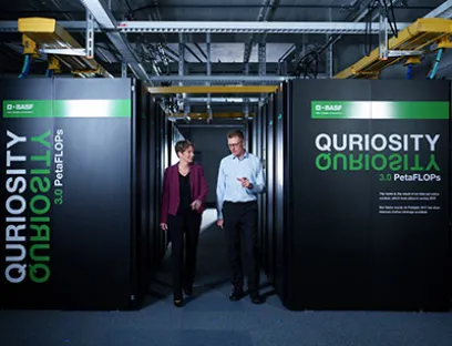 CTO Dr. Melanie Maas-Brunner (links) und Dr. Stephan Schenk, Product Manager High Performance Computing bei BASF, beim neuen Supercomputer, Bild: BASF Dr. Melanie Maas-Brunner, Mitglied des Vorstands und Chief Technology Officer der BASF (links), und Dr. Stephan Schenk, Product Manager High Performance Computing bei BASF, beim neuen Supercomputer der BASF.