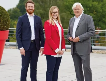 Das Familienunternehmen Beckhoff Automation wächst mit zusätzlichen Kapazitäten für ein neues Zentrallager in Rheda-Wiedenbrück. Gemeinsam kümmern sich Hans Beckhoff (Rechts im Bild) und seine Kinder Frederike (Mitte) und Johannes (Links im Bild) um den Ausbau des Unternehmens, Bild: Beckhoff Das Familienunternehmen Beckhoff Automation wächst mit zusätzlichen Kapazitäten für ein neues Zentrallager in Rheda-Wiedenbrück