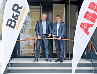 Markus Sandhöfner (links), Geschäftsführer B&R Industrie-Elektronik und Jörg Rommelfanger (rechts), Leiter der Robotics-Division von ABB Deutschland, bei der feierlichen Eröffnung, Bild: ABB Markus Sandhöfner (links), Geschäftsführer B&R Industrie-Elektronik und Jörg Rommelfanger (rechts), Leiter der Robotics-Division von ABB Deutschland, bei der feierlichen Eröffnung