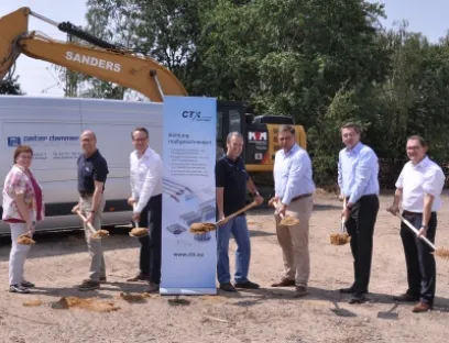 Mit dem ersten Spatenstich am 25. Juli 2019 startete CTX den Neubau seines dritten Hochregallagers. Auf dem Bild (v.l.n.r.): Christa Terporten (Prokuristin CTX), Wilfried Schmitz (Geschäftsführer CTX), Dr. Michael J. Rauterkus (1. Beigeordneter Stadt Nettetal), Georg Laskowsky (Prokurist CTX), Christoph Dicks (Geschäftsführer Peter Dammer GmbH & Co. KG), Carsten Breuer (Firmenkundenberater Volksbank Krefeld eG) und Christoph Kamps (Wirtschaftsförderer Stadt Nettetal), Bild: CTX Spatenstich: CTX erweitert Logistikkapazitäten