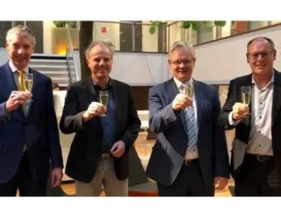 Das Management von Stemmer Imaging und Batenburg nach der Vertragsunterzeichnung (v.l.n.r.): Ralph van den Broek (Vorstandsvorsitzender von Batenburg), Christof Zollitsch (Vorstandsvorsitzender der Stemmer Imaging AG), Gert-Jan de Waard (Geschäftsführer von Batenburg Mechatronica B.V.) und Dietmar Serbée (Geschäftsführer von Stemmer Imaging B.V.), Bild: Stemmer Imaging Management von Stemmer Imaging und Batenburg nach der Vertragsunterzeichnung