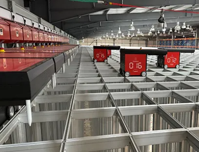 Auto-Store-System beim Arbeitsbekleidungshersteller und -lieferanten Workwear Uniform Group, Bild: Dematic Auto-Store-System beim Arbeitsbekleidungshersteller und -lieferanten Workwear Uniform Group