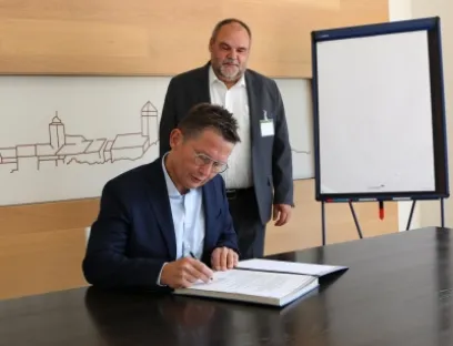 Dr. Mathias Hallmann (links), CEO R. Stahl, und Prof. Dr. Steffen Teichert, Rektor der Ernst-Abbe-Hochschule Jena, bei der Unterzeichnung des Vertrags zur Stiftungsprofessur „Anwendung und Sicherheit von Wasserstofftechnologie“, Bild: R. Stahl Dr. Mathias Hallmann (links), CEO R. Stahl, und Prof. Dr. Steffen Teichert, Rektor der Ernst-Abbe-Hochschule Jena, bei der Unterzeichnung des Vertrags zur Stiftungsprofessur „Anwendung und Sicherheit von Wasserstofftechnologie“