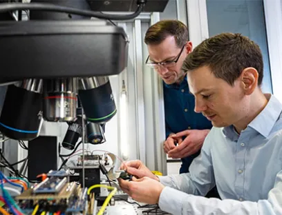 Für die Studie zu Hardware-Angriffen auf Mikrocontroller untersuchen Forschende des Fraunhofer Aisec Angriffstechniken