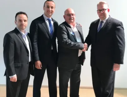 Die Vereinbarung zwischen Harting und Heilind Electronics wurde auf der Messe Electronica in München unterzeichnet (v.l.n.r.): Robert Clapp jr., Corporate Operations bei Heilind Electronics, Jon DeSouza, Präsident und CEO Harting Americas. Alan Clapp, Vice President bei Heilind Electronics, und Edgar-Peter Düning, Geschäftsführer Harting Electric, Bild: Harting Die Vereinbarung zwischen Harting und Heilind Electronics wurde auf der Messe Electronica in München unterzeichnet