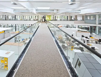 Offene Architektur im HQT Espelkamp mit kurzen Wegen fördert Austausch und Zusammenarbeit, Bild: Harting Offene Architektur mit kurzen Wegen fördert Austausch und Zusammenarbeit