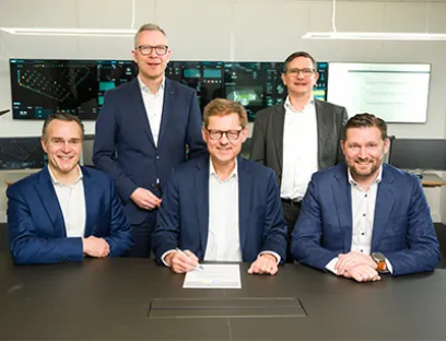 Gemeinsame Vertragsunterzeichnung (v.l.n.r.): Jan Erik Rugland (Executive VP Moreld), Jörg de la Motte (CEO Hima), Steffen Philipp (Shareholder Hima), Dr. Michael Löbig (CFO Hima) und Tor Christian Bringedal (Partner Converto, Aker), Bild: Hima Group / Kjell Inge Søreide Vertragsunterzeichnung: Hima übernimmt Origo Solutions
