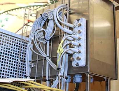 Dezentrale IO-Link-Master sammeln die verschiedenartigen Sensorsignale und leiten sie gebündelt per Profinet an die zentrale Steuerung, Bild: Ifm Mehrere Sensorleitungen führen auf ein IO-Link Modul