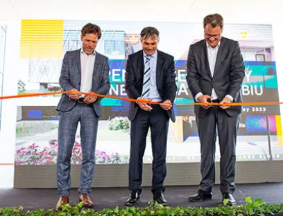 Martin Buck, Benno Kathan und Christoph von Rosenberg (v.l.n.r.) bei der offiziellen Eröffnung der Green Factory im rumänischen Sibiu, Bild: Ifm Martin Buck, Benno Kathan und Christoph von Rosenberg (v.l.n.r.) bei der offiziellen Eröffnung der Green Factory im rumänischen Sibiu