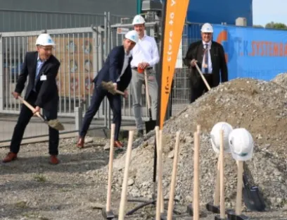 Der symbolische erste Spatenstich für das neue Logistikzentrum von Ifm in Tettnang (v.l.n.r.): Oberbürgermeister Bruno Walter zusammen mit den Ifm-Vertretern Martin Buck, Dr. Dirk Kristes und Karl Milz, Bild: Ifm Der symbolische erste Spatenstich für das neue Logistikzentrum von Ifm in Tettnang