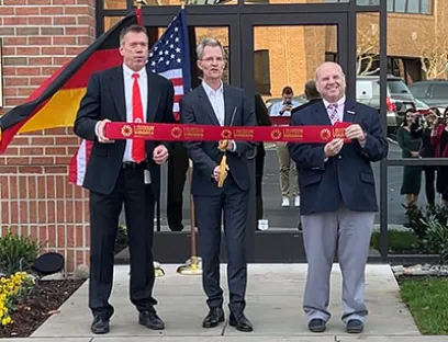 Robert McCollar (Wirtschaftsförderung County Loudoun), Markus Janitza (Geschäftsführer Janitza electronics) und Buddy Rizer (Wirtschaftsförderung County Loudoun) bei der offiziellen Eröffnung des neuen Bürogebäudes, Bild: Janitza Janitza Büroeröffnung USA