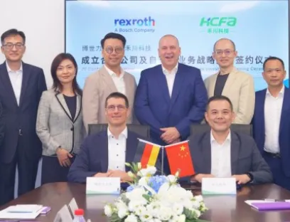 Die Vereinbarungen für die Gründung eines Gemeinschaftsunternehmens wurden am 2. November 2023 von Thomas Fechner, Mitglied des Vorstands von Bosch Rexroth mit Verantwortung für die Fabrikautomation, und Wang Xiangbin, Chairman von Hechuan Technology unterzeichnet. Anwesend waren auch Dr. Steffen Haack, CEO von Bosch Rexroth (Mitte), sowie weitere Mitglieder der Geschäftsführungen beider Unternehmen, Bild: Bosch Rexroth Die Vereinbarungen für die Gründung eines Gemeinschaftsunternehmens wurden am 2. November 2023 unterzeichnet