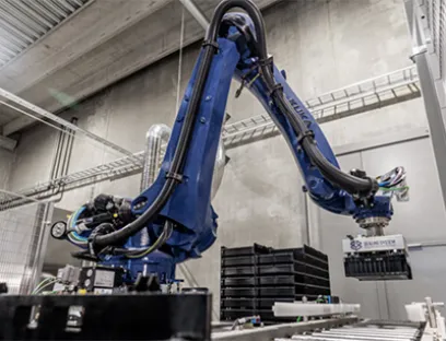 Alle sieben Sekunden befüllen die „KR Quantec PA HO“-Roboter bei Enorm Biofactory eine neue Kiste, Bild: Kuka Alle sieben Sekunden befüllen die „KR Quantec PA HO“-Roboter bei Enorm Biofactory eine neue Kiste