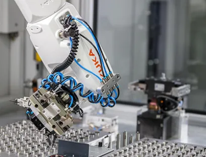 Der Roboter KR Agilus sorgt dafür, dass jede Wendeschneidplatte zuverlässig und binnen kürzester Zeit den richtigen Schliff erhält, Bild: Kuka Der Roboter KR Agilus sorgt dafür, dass jede Wendeschneidplatte zuverlässig und binnen kürzester Zeit den richtigen Schliff erhält