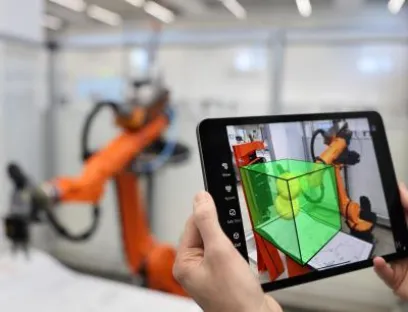 Dank Augmented Reality (AR) funktioniert die Inbetriebnahme neuer Roboter in der App Kuka Mixed-Reality schnell und sicher, Bild: Kuka Dank Augmented Reality (AR) funktioniert die Inbetriebnahme neuer Roboter in der App Kuka Mixed-Reality schnell und sicher