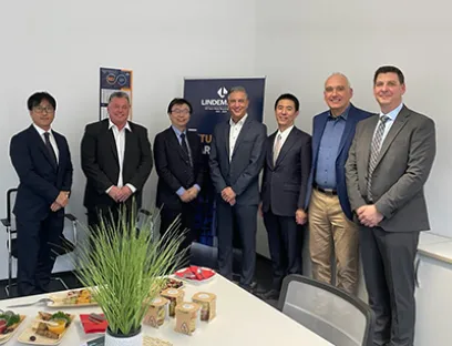 Gemeinsam erfolgreich in den Metallrecycling-Markt (v.l.n.r.:) M. Nakasaki, M. Porten, K. Kaga, I. Giouvanitskas, A. Sanada, P. Thomas, S. Knauf, Bild: Mitsubishi Electric Europe Gemeinsam erfolgreich in den Metallrecycling-Markt