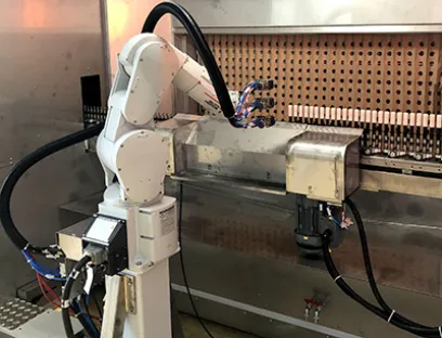 In den Lackierzellen der „Decoline II“ kommen Knickarmroboter von Mitsubishi Electric zum Einsatz, Bild: Singulus Technologies In den Lackierzellen der „Decoline II“ kommen Knickarmroboter von Mitsubishi Electric zum Einsatz