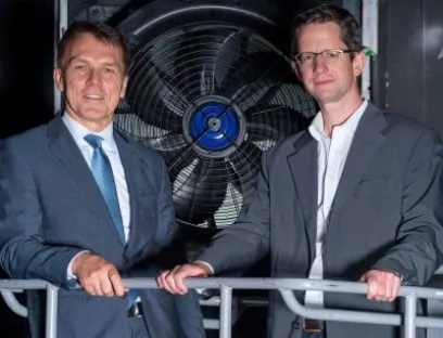 Die Vorstände (v.r.n.l.): Dr. Michael Gordon (Motorwerk,) und Peter Fenkl (Ziehl-Abegg) im denkmalgeschützten Gebäude die Ventilatoren