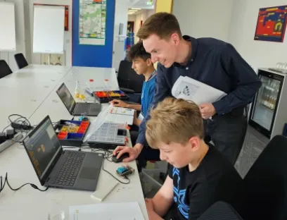 Projektleiter Pascal Göltl, MPDV, erklärt den Jugendlichen die Grundlagen der Programmierung mit dem Raspberry Pi, Bild: MPDV Projektleiter Pascal Göltl, MPDV, erklärt den Jugendlichen die Grundlagen der Programmierung mit dem Raspberry Pi