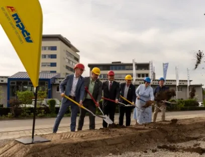 Gemeinsamer symbolischer erster Spatenstich (v.l.n.r.): Jürgen Petzel und Thorsten Strebel, beide Geschäftsführer bei MPDV, Landrat Dr. Achim Brötel, Prof. Dr.-Ing. Jürgen Kletti, Firmengründer und Geschäftsführer von MPDV, Nathalie Kletti, Geschäftsführerin MPDV und Julian Stipp, Oberbürgermeister Mosbach, Bild: MPDV Gemeinsamer symbolischer erster Spatenstich