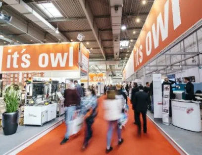 Auf dem OWL Gemeinschaftsstand präsentieren 49 Aussteller neue Lösungen für künstliche Intelligenz, Smart Services und die Arbeitswelt der Zukunft, Bild: OWL GmbH Auf dem OWL Gemeinschaftsstand präsentieren 49 Aussteller neue Lösungen für künstliche Intelligenz, Smart Services und die Arbeitswelt der Zukunft