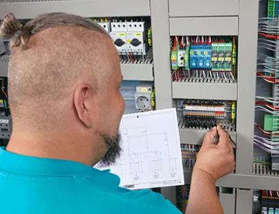 Mit einer Hand zum sicheren Anschluss im Schaltschrankbau, Bild: Phoenix Contact Mit einer Hand zum sicheren Anschluss im Schaltschrankbau