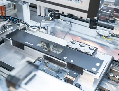 Die Glasblende in der Mitte wird in die Vorbearbeitungszelle eingefahren. Im Vordergrund sichtbar ist das Touch-Glas, Bild: Pia Automation Die Glasblende in der Mitte wird in die Vorbearbeitungszelle eingefahren. Im Vordergrund sichtbar ist das Touch-Glas