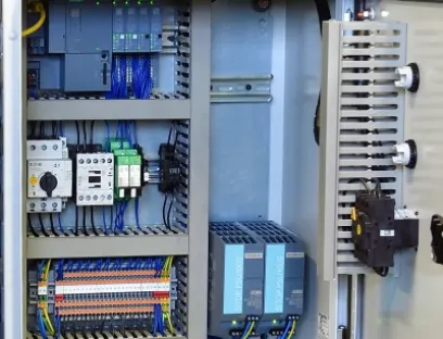 Mit Steuerungstechnik von Siemens wie der Simatic S7 und der dezentralen Peripherie ET 200SP wird die Sondermaschine automatisiert, Bild: Siemens Mit Steuerungstechnik von Siemens wird automatisiert