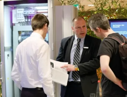 Der Automatisierungstreff bietet Experten aus dem Steuerungs- und Schaltanlagenbau wertvolles Praxis-Know-how. Matthias Schüler (Bildmitte), Abteilungsleiter Value Chain bei Rittal im Gespräch mit Teilnehmern, Bild: Rittal Der Automatisierungstreff bietet Experten aus dem Steuerungs- und Schaltanlagenbau wertvolles Praxis-Know-how