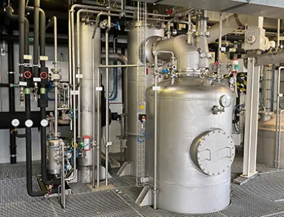 Mit der Umlauf-Flashverdampferanlage werden pflanzliche Extrakte eingedampft. Das vorhandene Automatisierungssystem musste durch ein neues Modell ersetzt werden. Das hatte Einfluss auf die Sicherheitsbetrachtung der Anlage, Bild: Schwabe Umlauf-Flashverdampferanlage: Mit der Anlage werden pflanzliche Extrakte eingedampft