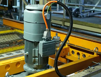 Die neu installierte Antriebseinheit passte exakt auf den vorhandenen Anlagenstahlbau, Bild: SEW-Eurodrive Antriebseinheit von SEW-Eurodrive auf Anlagenstahlbau bei ZF Friedrichshafen