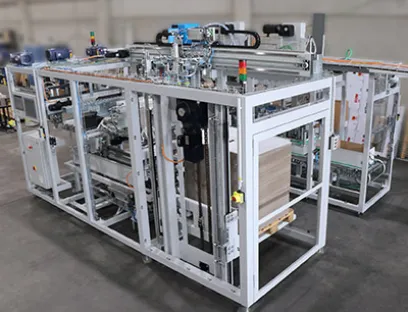 Der Deckelaufleger mit Kartonminimierung, Druck- und Etikettiereinrichtung ist U-förmig aufgebaut - vorn links die Deckelbearbeitung, hinten rechts die Kartonstrecke, Bild: SEW-Eurodrive Der Deckelaufleger mit Kartonminimierung, Druck- und Etikettiereinrichtung ist U-förmig aufgebaut