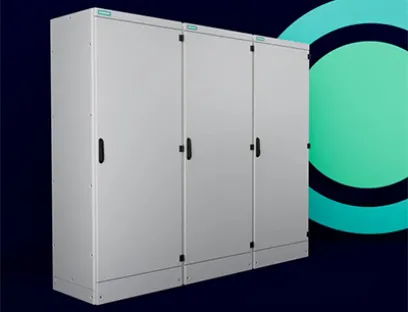 Die neue industrielle Steuerschrankserie wird zu 100 Prozent aus Schrott von namhaften europäischen Lieferanten mit Windkraft gefertigt, Bild: Siemens Industrielle grüne Steuerschrankserie von Siemens