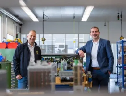 Guido Steenbock (Harting, links) und René Heiden (Suatec, rechts) am gemeinsamen Projekt: Der Sondermaschinenbauer wollte die Verkabelung vereinfachen und seine Anlagen vorkonfektioniert mit Steckern ausliefern, Bild: Harting Der Sondermaschinenbauer wollte die Verkabelung vereinfachen und seine Anlagen vorkonfektioniert mit Steckern ausliefern