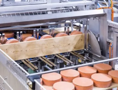 Die Käsepflegeanlage automatisiert komplexe Aufgaben in einer österreichischen Großkäserei, Bild: Swiss Drives Die Käsepflegeanlage automatisiert komplexe Aufgaben in einer österreichischen Großkäserei