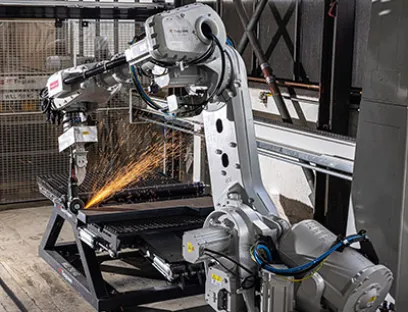 Das Robotersystem führt zu einer signifikanten Kapazitätserweiterung in der Produktion, Bild: Kloeckner Metals Roboter entgradet Stahl bei Kloeckner Metals
