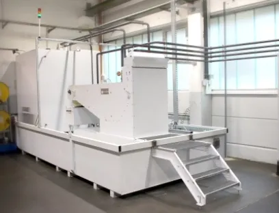 Im neuen Kratzerförderer (rechts im Bild) wird bei Voswinkel das Schneidöl vorfiltriert und über eine integrierte Hebestation zur zentralen Filteranlage gepumpt, Bild: Kabelschlepp Im neuen Kratzerförderer wird bei Voswinkel das Schneidöl vorfiltriert