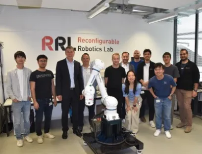 Vertreter von Yaskawa Europe und Swiss Drives bei der Übergabe des Cobots an das Reconfigurable Robotics Lab (RRL) der ETH Lausanne (EPFL), Bild: Yaskawa Europe Vertreter von Yaskawa Europe und Swiss Drives bei der Übergabe des Cobots an das Reconfigurable Robotics Lab (RRL) der ETH Lausanne (EPFL)