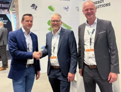Offizieller Auftakt der Projektkooperation (v.l.n.r): Dr. Heiner Lang, CEO bei Wago, besiegelt mit Dr. Christian Rüster, Geschäftsführer bei A. Eberle, per Handschlag die partnerschaftliche Zusammenarbeit. Praktisch umgesetzt wird die Kooperation in Projekten mit der Wago Business-Unit Solutions, die von Ulrich Hempen geleitet wird, Bild: Wago Offizieller Auftakt der Projektkooperation zwischen Wago und A. Eberle