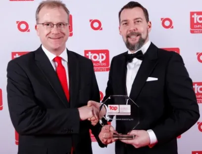 (v.l.n.r.): Eckhard Stach (Leiter Recruiting und Personalmarketing Wago) nimmt die Top Employer Auszeichnung von Steffen Neefe (Country Manager DACH, Top Employers Institute) entgegen, Bild: Wago Preisübergabe Wago und Top Employers Institute