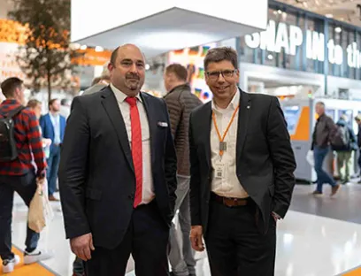 Volker Bibelhausen, Technologievorstand bei Weidmüller (r.) und Sebastian Seitz, CEO von Eplan (l.) freuen sich über die Kooperation, mit der eine Synergie aus Innovation, Expertise und Erfahrung für mehr Kundennutzen geschaffen wird.